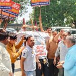 प्रीपेड मीटरों का दहन, बने हैं मुसीबत