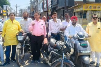 सपाइयों के खाना बांटने पर भड़के भाजपा नेता