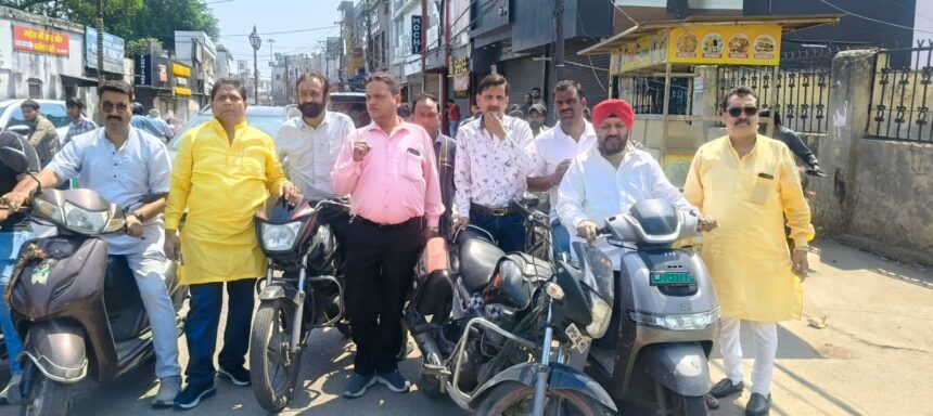 सपाइयों के खाना बांटने पर भड़के भाजपा नेता