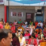 खुद बनाए हैं दूसरी, विपक्ष का कर रहे विरोध