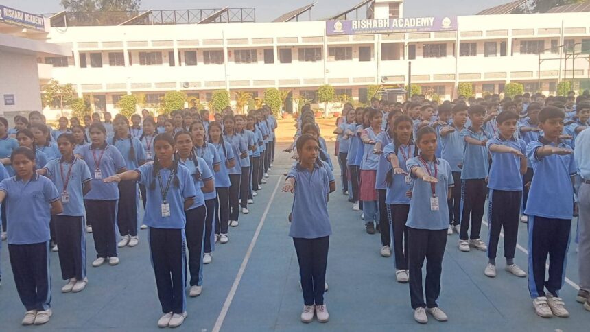 ऋषभ एकाडेमी में मनाया अर्थ डे