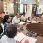 DM की अध्यक्षता में अधिकारियों की बैठक