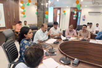 DM की अध्यक्षता में अधिकारियों की बैठक