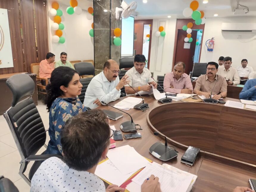 DM की अध्यक्षता में अधिकारियों की बैठक