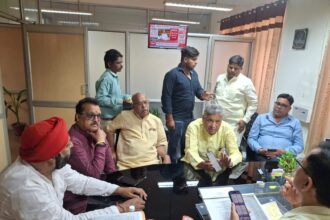 सहायक आवास आयुक्त से मिले व्यापारी नेता