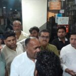 घायल व्यापारी को देखने पहुंचे भाजपा नेता