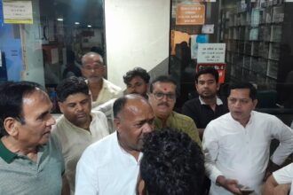 घायल व्यापारी को देखने पहुंचे भाजपा नेता