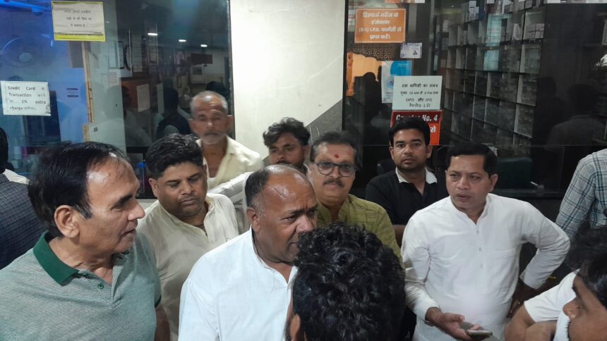 घायल व्यापारी को देखने पहुंचे भाजपा नेता