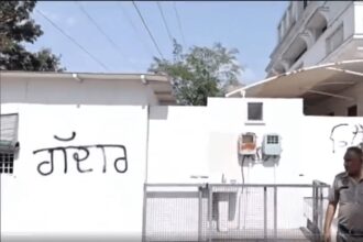 घर पर लिख दिया गद्दार निकाली अर्थी