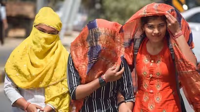 आग बरस रही है आसामान से