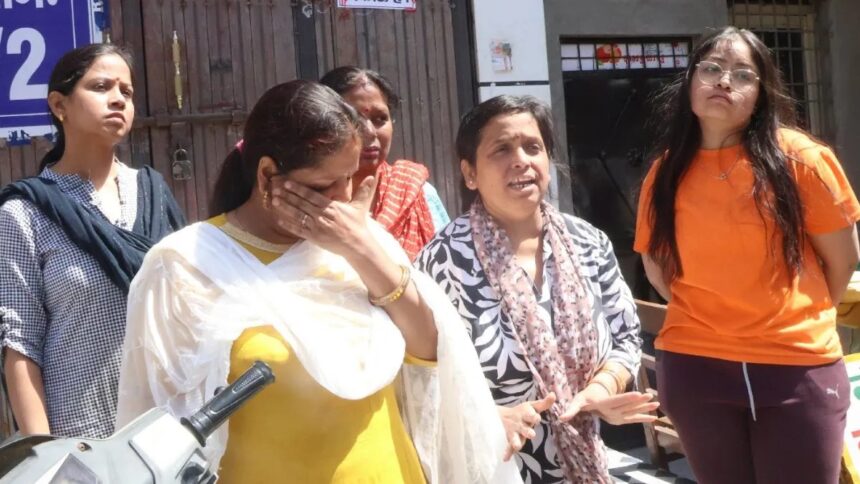धरने पर बैठी महिलाओं को राहत की दरकार