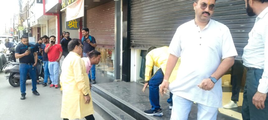 देने को आश्वासन तक नहीं था..