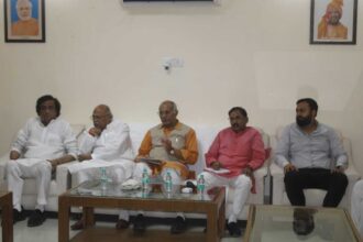 प्रभारी मंत्री ने की सर्किट हाउस में समीक्षा