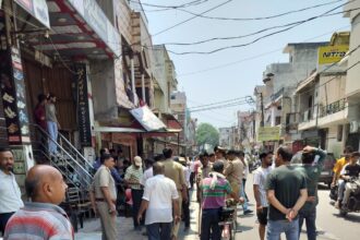 आवास विकास के नोटिस फाडे हंगामा