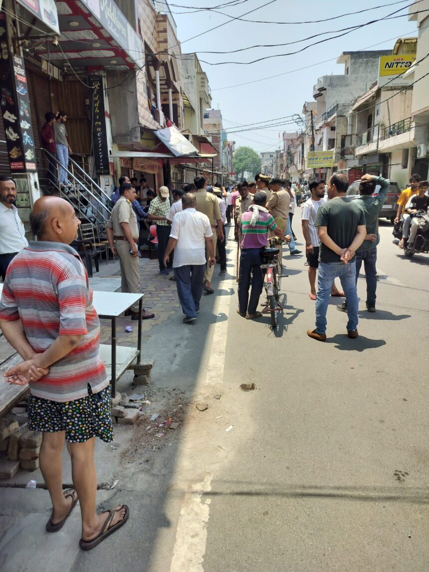 आवास विकास के नोटिस फाडे हंगामा