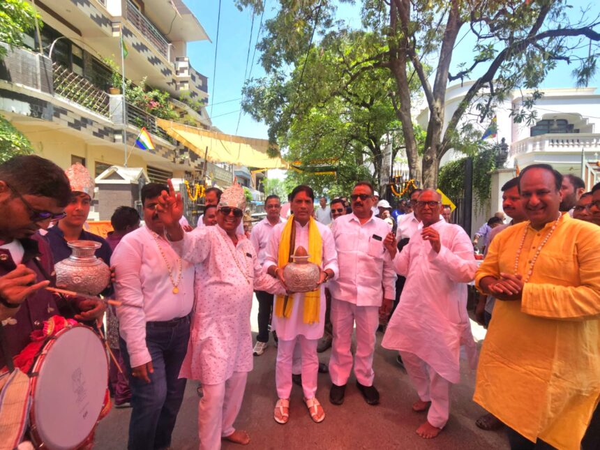 दिगंबर जैन मंदिर से श्रीजी की रथ यात्रा