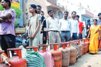 चार हजार तक बिक रहा सिलेंडर