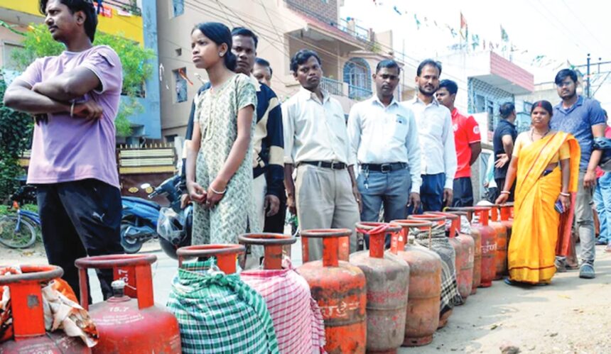 चार हजार तक बिक रहा सिलेंडर