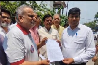रात के दो बजे दबिश व्यापारी नेता हाउस अरेस्ट