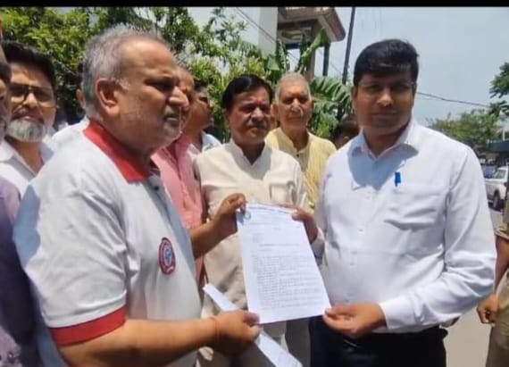रात के दो बजे दबिश व्यापारी नेता हाउस अरेस्ट
