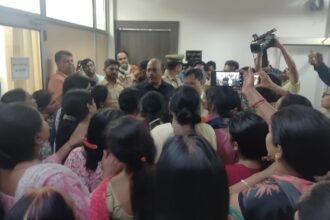 महिलाओं का धाबा जमकर हंगामा नारेबाजी