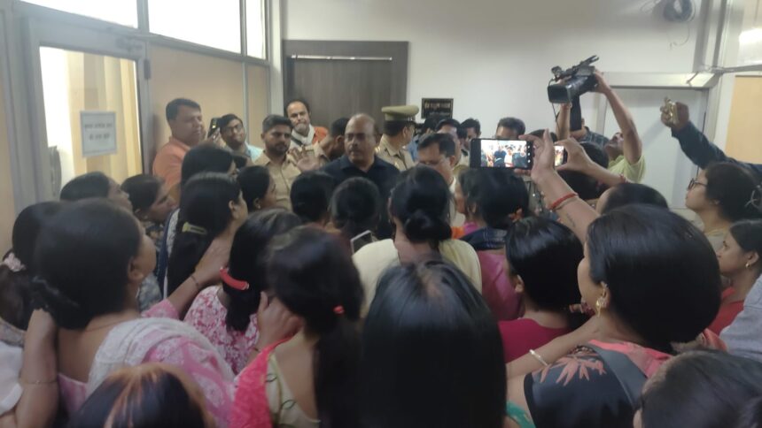महिलाओं का धाबा जमकर हंगामा नारेबाजी