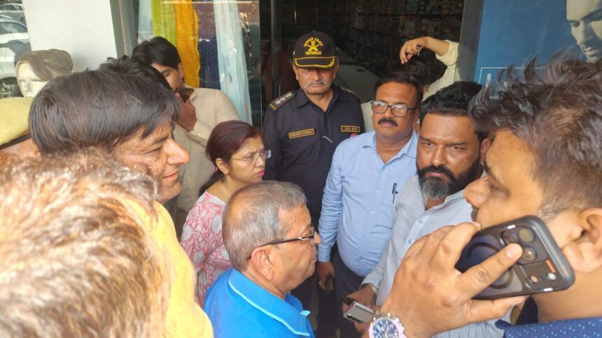हंगामे के बाद वापस लौटी निगम की टीम