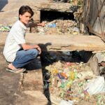 घपला घोटाया या लापरवाही नाली में बना दी सड़क