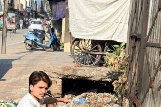घपला घोटाया या लापरवाही नाली में बना दी सड़क