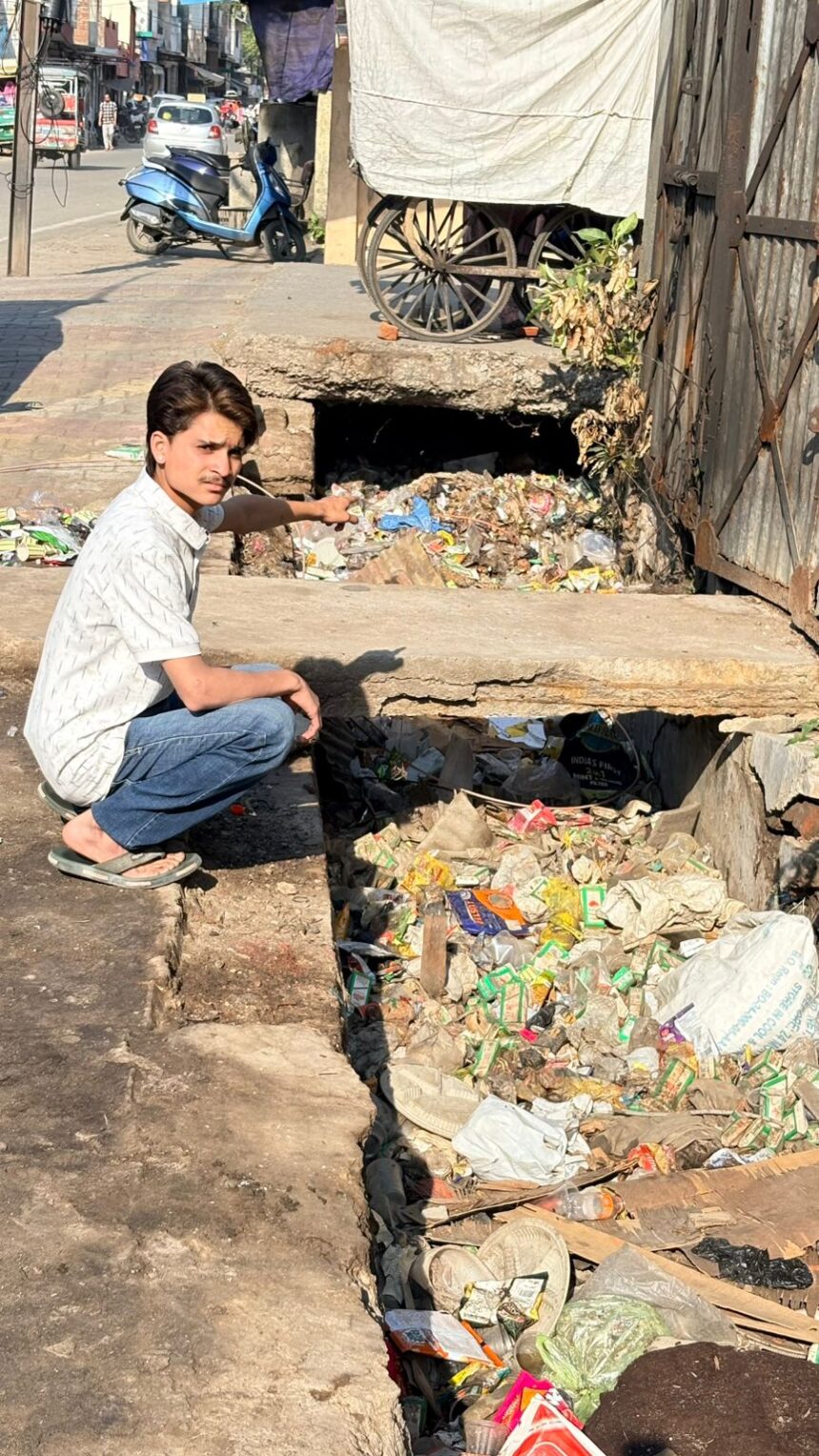 घपला घोटाया या लापरवाही नाली में बना दी सड़क