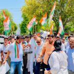 जिला कांग्रेस ने कलेक्ट्रेट घेरा डीएम को ज्ञापन