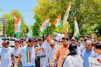 जिला कांग्रेस ने कलेक्ट्रेट घेरा डीएम को ज्ञापन