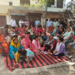 सैटबैक नोटिसों के खिलाफ धरना जारी