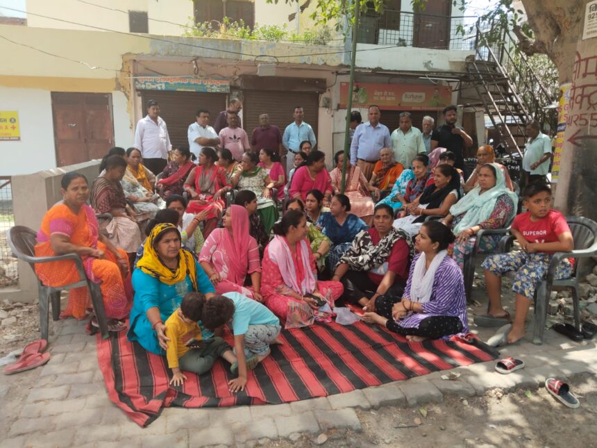 सैटबैक नोटिसों के खिलाफ धरना जारी