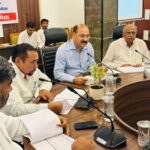 सड़क सुरक्षा को लेकर डीएम ने ली बैठक