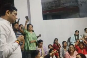 राज्यमंत्री के आवास पर महिलाओं का धाबा
