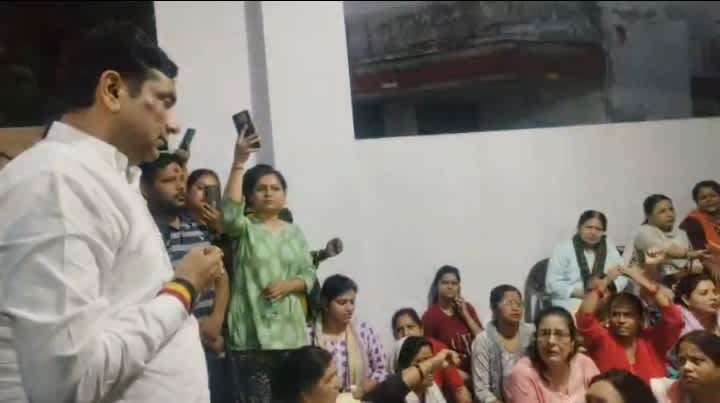 राज्यमंत्री के आवास पर महिलाओं का धाबा