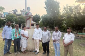 इंदिरा गांधी की प्रतिमा क्षतिग्रस्त- हंगामा