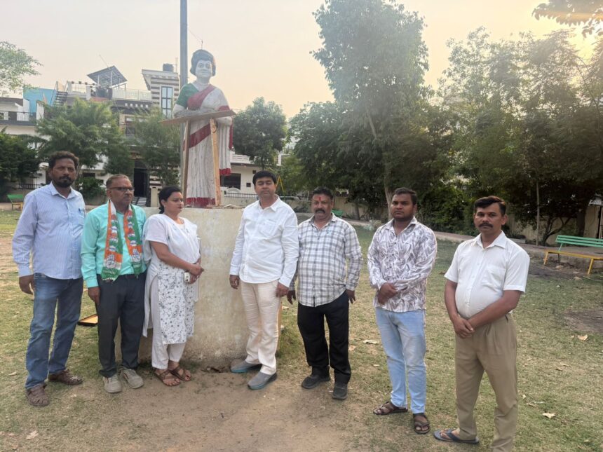 इंदिरा गांधी की प्रतिमा क्षतिग्रस्त- हंगामा