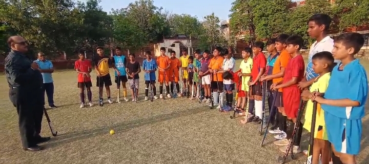 समर कैंप में हाकि की बारीकियां सीख रहे