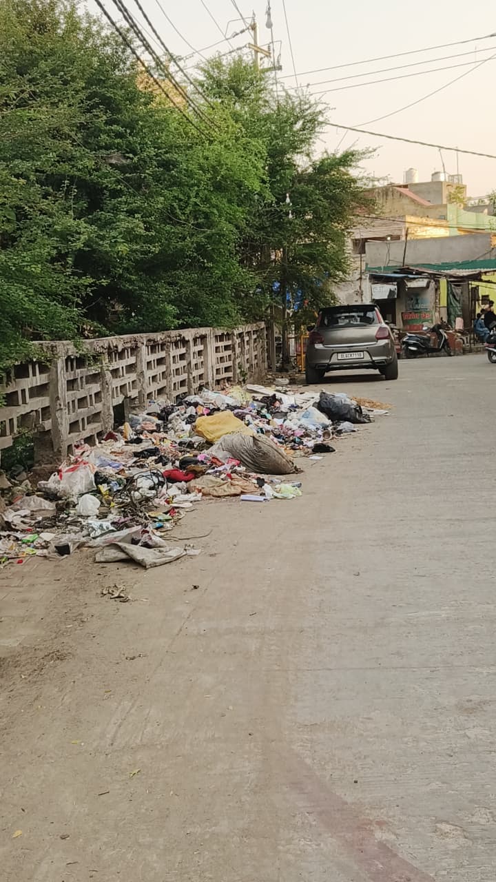 साहब! त्यौहार है अब तो वार्ड में काम करा दो वर्ना पब्लिक..