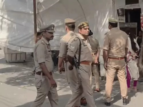 दस मिनट में टेंट उखाड़ दो वर्ना कर दूंगी इलाज