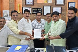 व्यापारी बोले कार नहीं पब्लिक ट्रांसपोर्ट