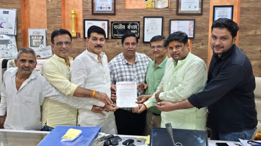 व्यापारी बोले कार नहीं पब्लिक ट्रांसपोर्ट