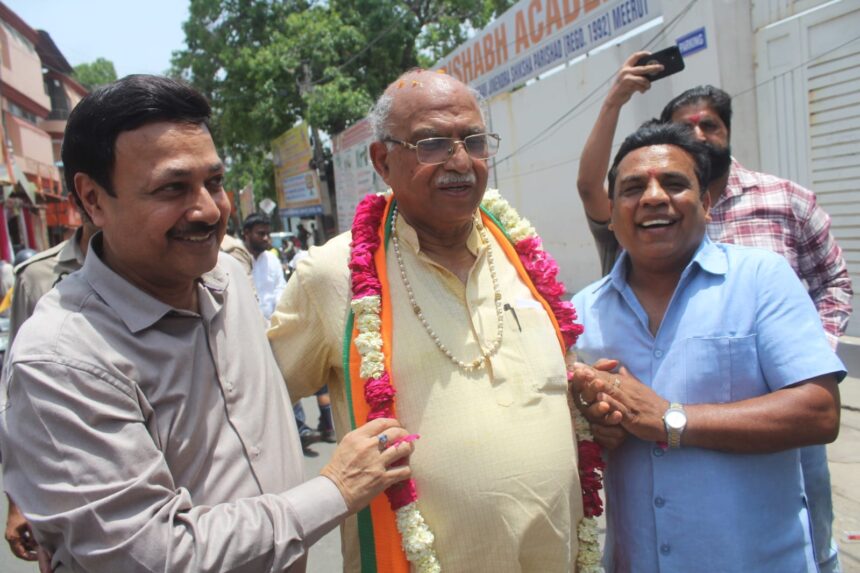 डा. संजय जैन ने किया डा. तोमर का स्वागत