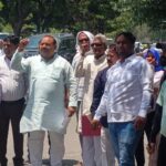 कैंप कार्यालय पर कर्मचारियों का हंगामा