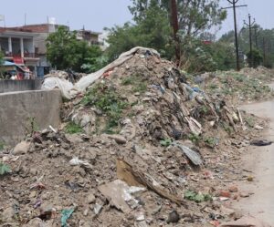 सड़ती नालियां-कूडे के ढेंर दावा शहर को इंदौर बनाने का