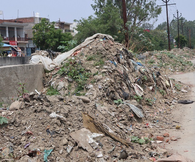 सड़ती नालियां-कूडे के ढेंर दावा शहर को इंदौर बनाने का