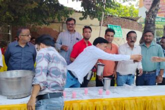 पत्रकार दिवस पर बांटा ठंड़ा पेय