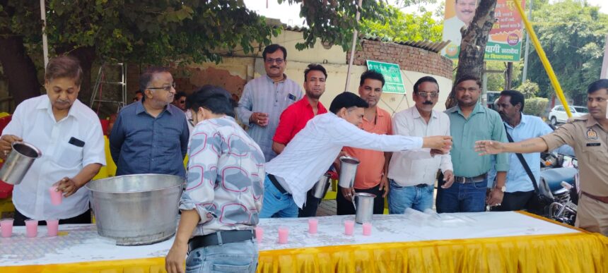 पत्रकार दिवस पर बांटा ठंड़ा पेय